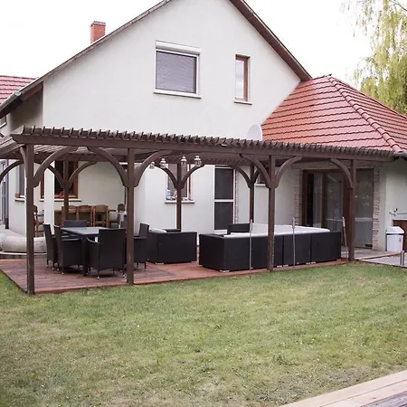 Vilă Medences A Velencei Tonal